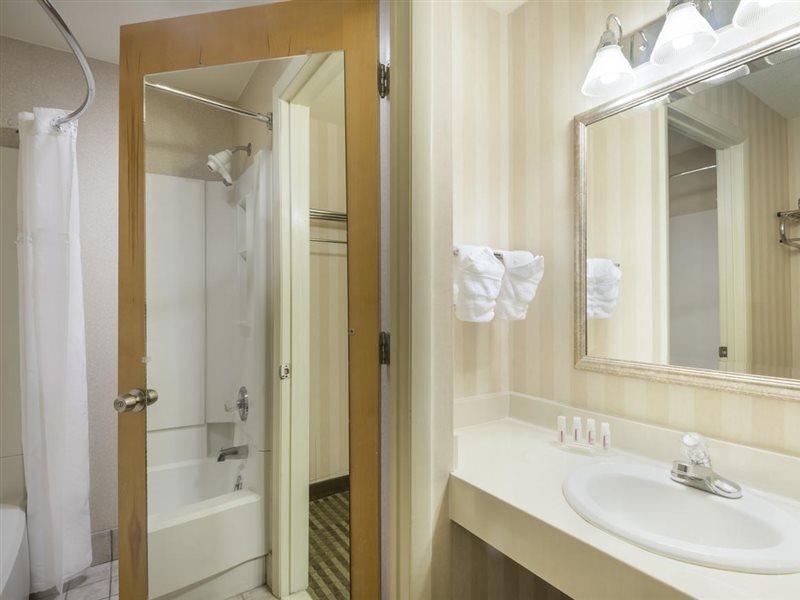 Hotel Ramada By Wyndham Columbus North Westerville Esterno foto