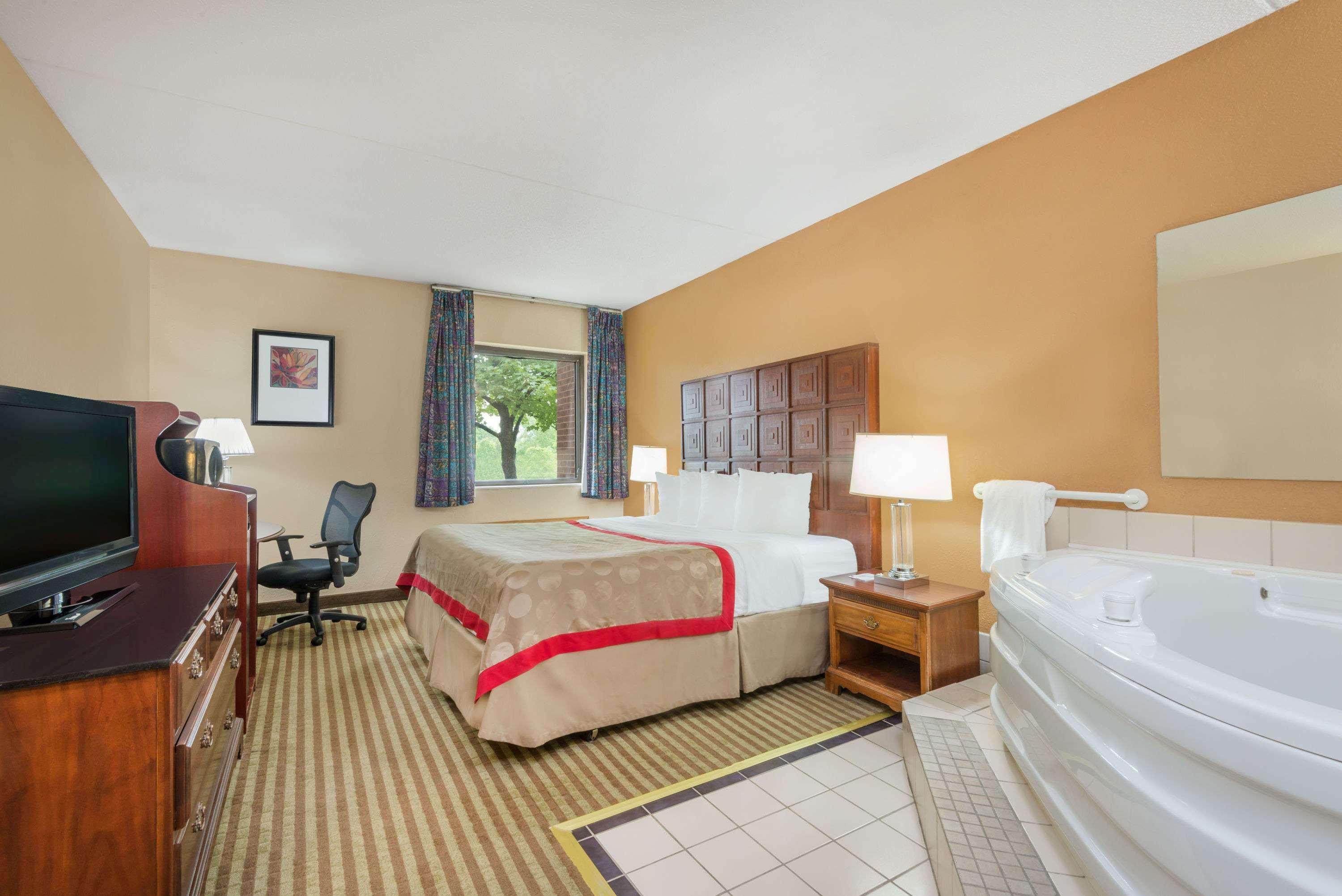 Hotel Ramada By Wyndham Columbus North Westerville Esterno foto