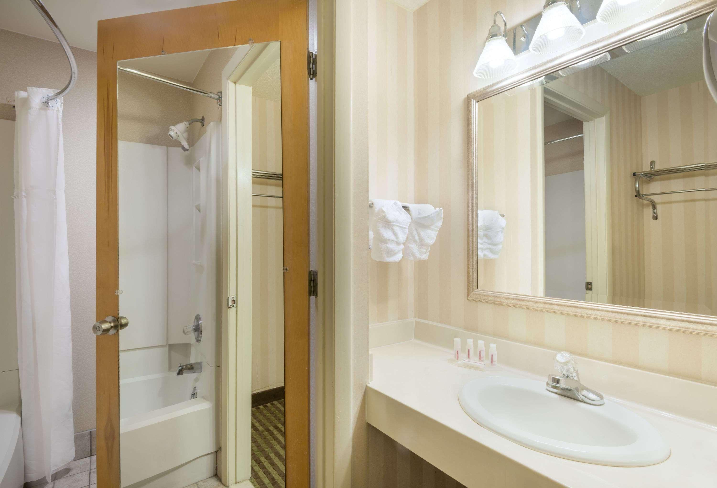 Hotel Ramada By Wyndham Columbus North Westerville Esterno foto