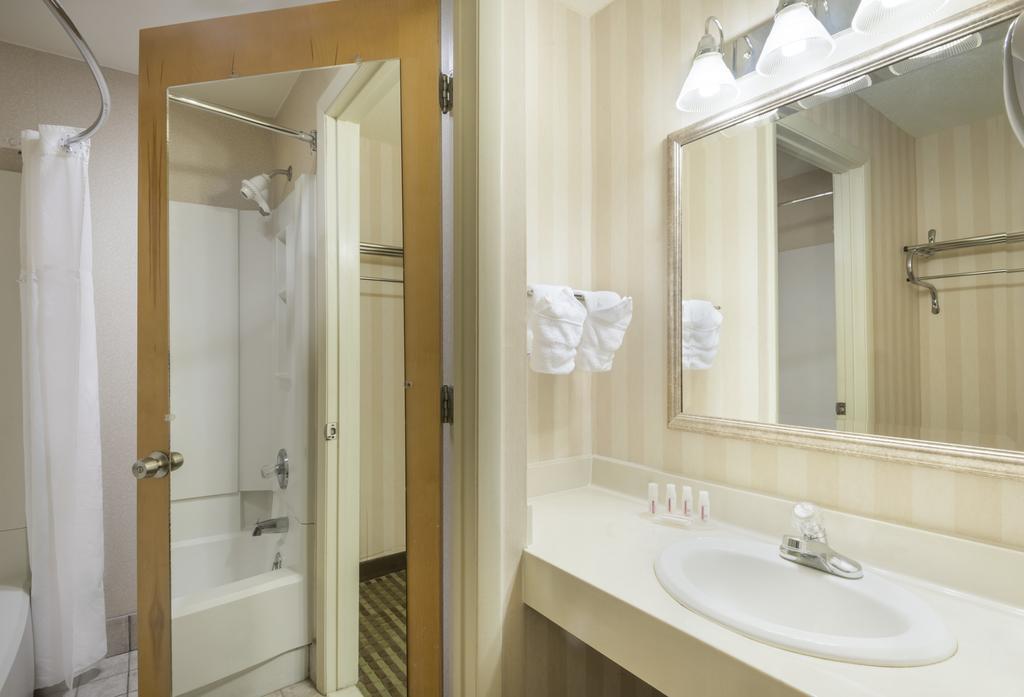 Hotel Ramada By Wyndham Columbus North Westerville Esterno foto